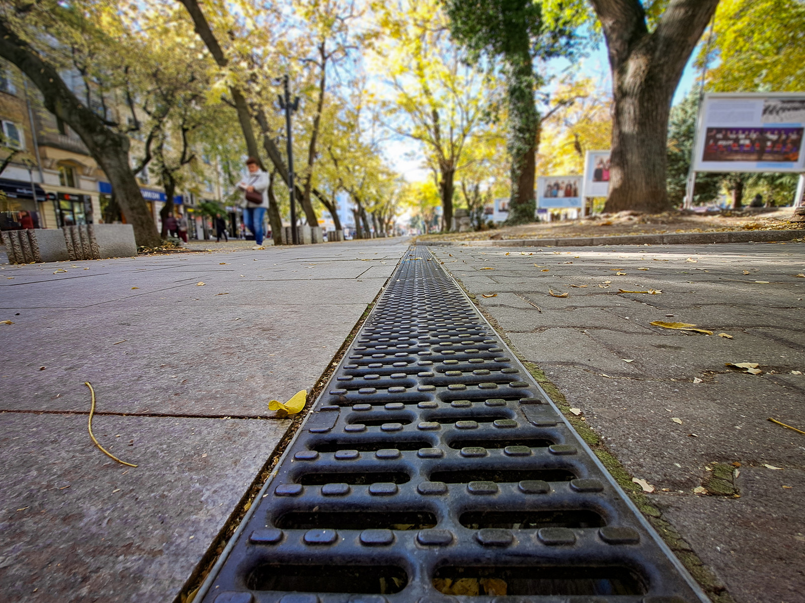 Полимербетонна отводнителна система от ACO с чугунена решетка в центъра на Стара Загора